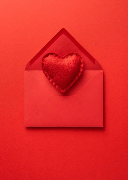 情人节的概念与心脏在信封红色的颜色 带有复制空间的顶部视图 — 图库照片