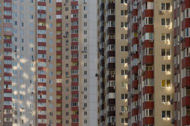 Büyüyen bir şehirde apartman binaları ile soyut mimari arka plan