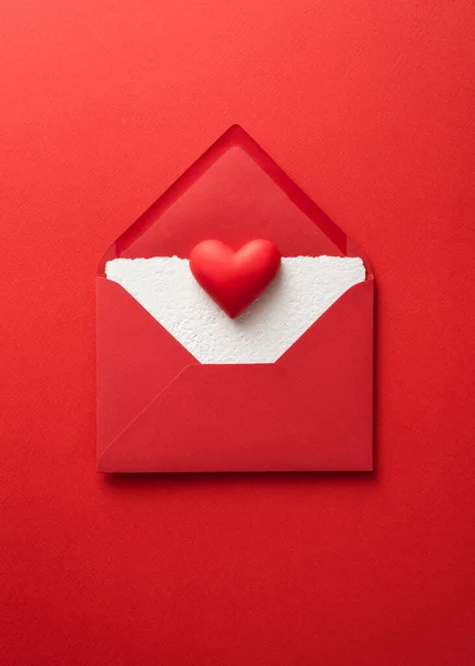 Valentines Day Card Red Heart Envelope Red Background Top View — Stock Photo, Image