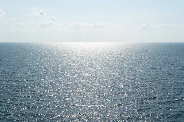 波に太陽の反射とテキストのためのコピースペースとスカイラインビューとミニマリズムの海 — ストック写真