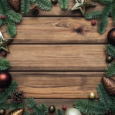 Yuvarlak dekoratif çerçeve ve Noel süslemeleri. Kutlama sezonu için bir yeri olan boş bir yer.