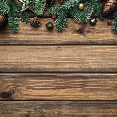 Noel arkaplanında köknar dalları ve tahta arka planda toplar var. Kutlama sezonu için bir yeri olan boş bir yer.