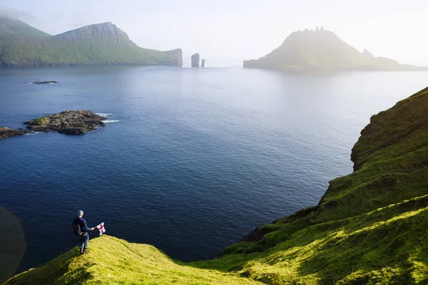 Caminhe Com Vista Para Pilhas Mar Drangarnir Ilhota Tindholmur Ilhas — Fotografia de Stock