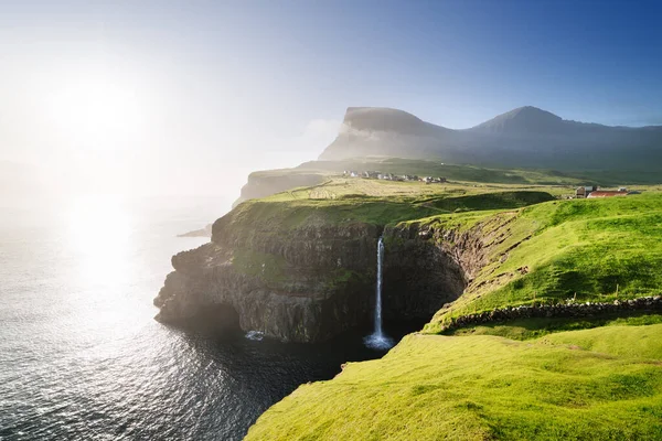 Faroe Adaları Ndaki Gasadalur Köyündeki Mulafossur Şelalesinin Manzarası — Stok fotoğraf