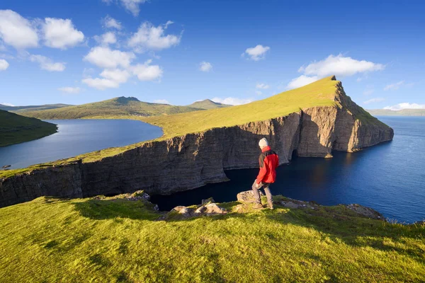 Piesze Wycieczki Nad Jezioro Leitisvatn Lub Sorvagsvatn Wyspie Vagar Wyspach — Zdjęcie stockowe