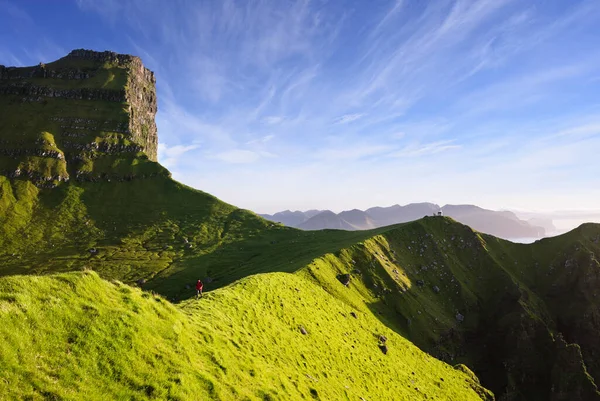 Letní Skandinávská Krajina Majákem Kallur Ostrově Kalsoy Faerské Ostrovy — Stock fotografie