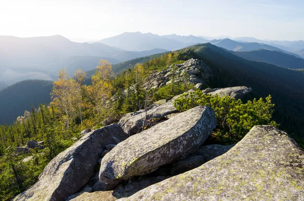 Jesienny Krajobraz Górski Dużymi Kamieniami Skałami Słoneczny Dzień — Zdjęcie stockowe