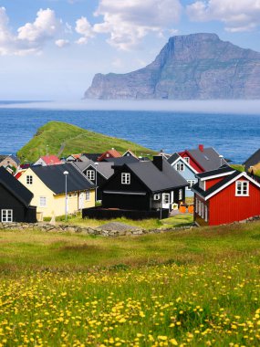 Kuzey Atlantik manzaralı Gjogv köyü ve Eysturoy, Faroe Adaları çevresindeki adalar