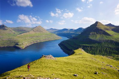 Faroe Adaları 'ndaki Funningur fiyortu panoramik manzaralı Hvithamar dağ sırtı.