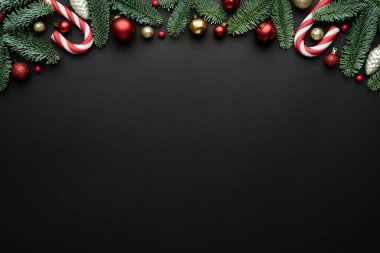 Siyah arka planda tatil çerçevesi olan bir Noel kartı. Düz konum, üst görünüm ve metin için boşluk kopyala