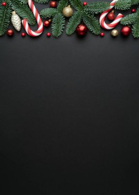 Noel ve Yeni Yıl dekorasyon sınırlı siyah arka plan. Düz konum, üst görünüm ve metin için boşluk kopyala