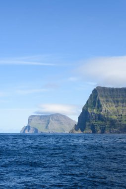 Danimarka 'nın Faroe Adaları' ndaki Kalsoy adasından Kunoy ve Vidoy adalarına manzara