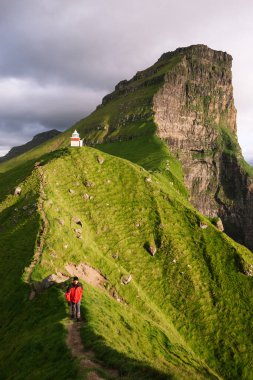 Kallur Deniz Feneri Kalsoy Adası 'nda yürüyüş yapıyor. Faroe Adaları gezisi