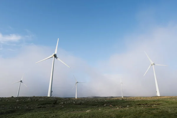 在云中的山上 以风力发电厂的形式出现的绿色能源 — 图库照片