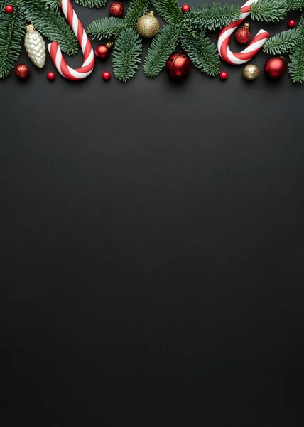 クリスマスとお祝いの装飾の境界線と新年の黒の背景 テキストのフラットレイアウト トップビュー コピースペース — ストック写真