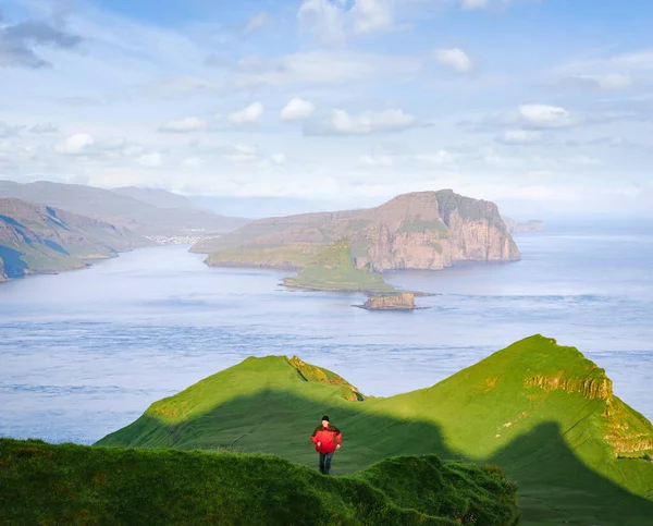 Tourist Walks Island Mykines Overlooking Islands Tindholmur Vagar Faroe Islands — Stock Photo, Image