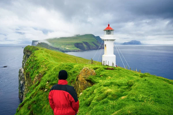 Ein Tourist Roter Jacke Genießt Das Wahrzeichen Von Mykines Den — Stockfoto