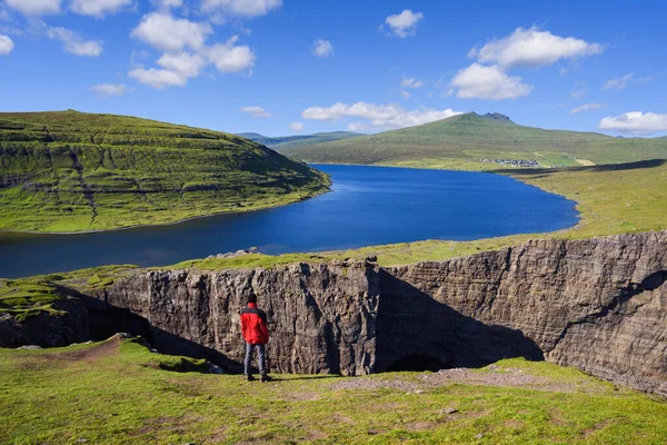 Turista Con Chaqueta Roja Disfruta Vista Del Lago Leitisvatn Sorvagsvatn — Foto de Stock