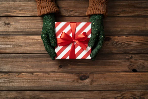 Uitwisseling Presenteert Dag Een Doos Met Een Kerstcadeau Handen Van — Stockfoto