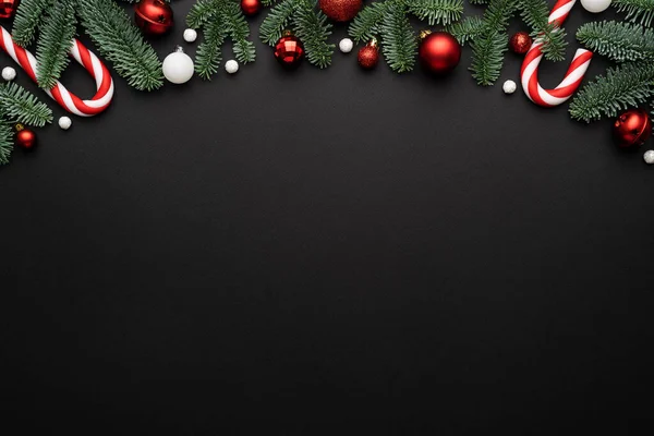 Rámeček Vánoční Ozdoby Jedle Větve Cukrová Třtina Vánoční Koule Černém — Stock fotografie