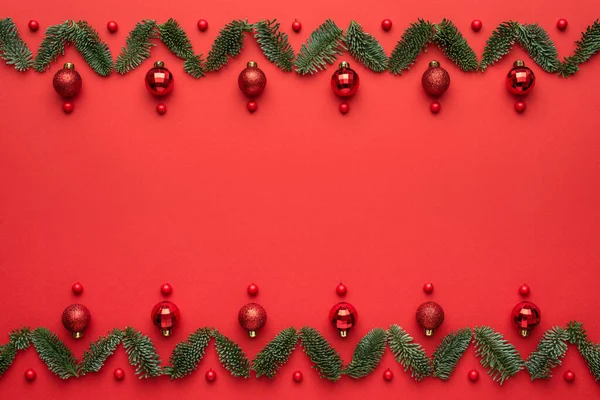 Weihnachtskarte Mit Weihnachtsdekoration Auf Rotem Hintergrund Flache Lage Draufsicht Und — Stockfoto