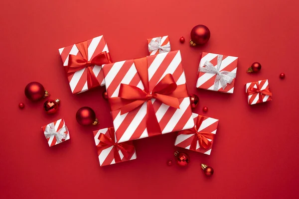 Weihnachtsgeschenkboxen Und Baumschmuck Auf Rotem Hintergrund Saisongrüße Flache Lage Draufsicht — Stockfoto