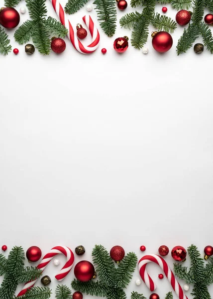 白色背景上的圣诞树装饰品框架 节庆设计 并附有文字 — 图库照片