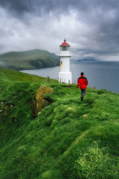 Faroe Adaları, Holmur Deniz feneri yakınlarındaki Mykines Adası 'nda yürüyüş.