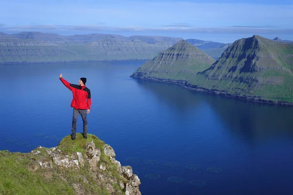 Turista Con Una Chaqueta Roja Hace Una Selfie Fondo Del — Foto de Stock