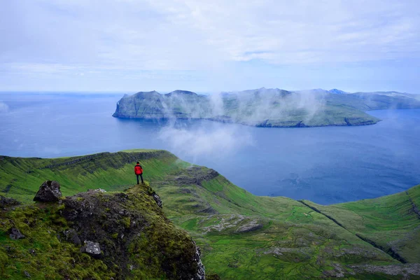 Turist Nyder Udsigten Vagar Island Fra Mount Sornfelli Streymoy Island - Stock-foto