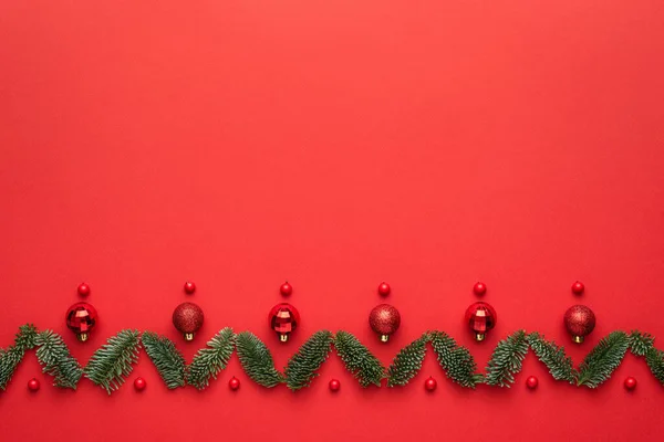 Weihnachtskarte Mit Festlichem Ornament Auf Rotem Hintergrund Flache Lage Draufsicht — Stockfoto