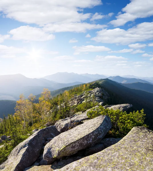 Outono Paisagem Montanhosa Com Vista Para Cume Pedra Dia Ensolarado — Fotografia de Stock