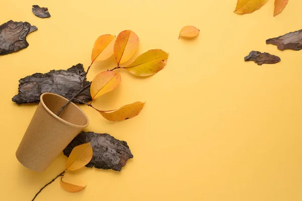 Fondo Amarillo Otoño Con Decoración Hojas Caídas Espacio Copia Para — Foto de Stock