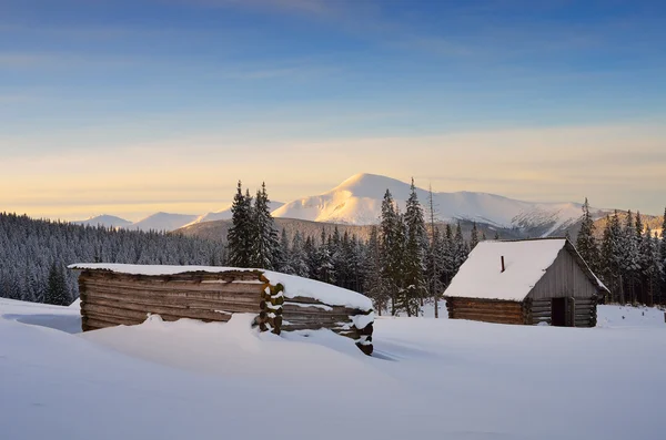 Chata w górach w zimie — Zdjęcie stockowe