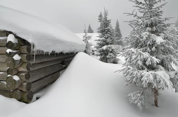 Деревянный дом в снегу — стоковое фото