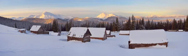 山の村の冬の風景 — ストック写真
