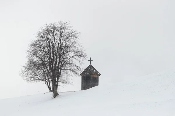 Capilla cerca del árbol — Foto de Stock