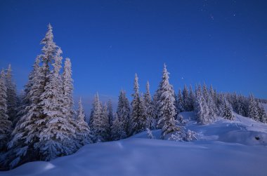 Gün batımında kış manzarası 
