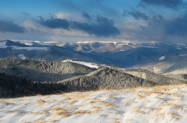 Paisaje invernal en montañas —  Fotos de Stock