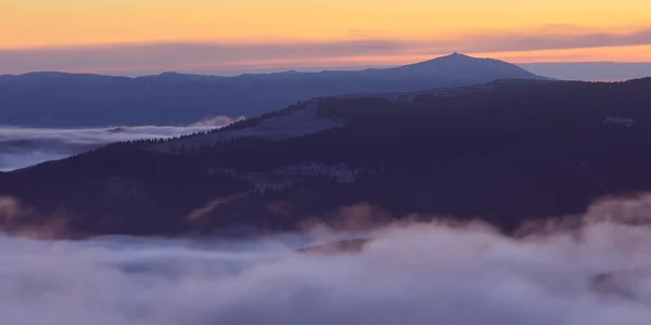 Berglandschap bij dageraad — Stockfoto