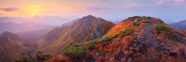 Bergpanorama bij dageraad — Stockfoto