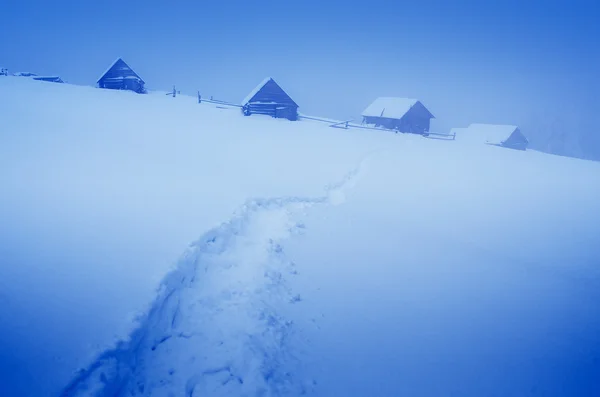 Chemin vers une maison en bois — Photo