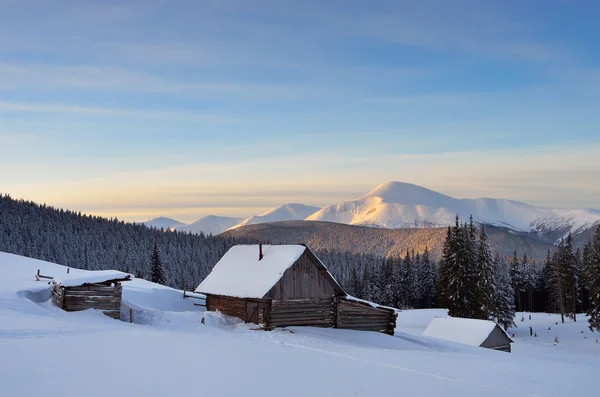 Chata pod śniegiem — Zdjęcie stockowe