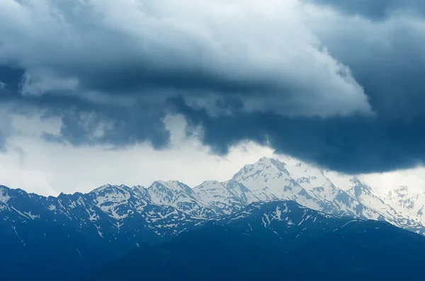 Montagnes dans les nuages — Photo