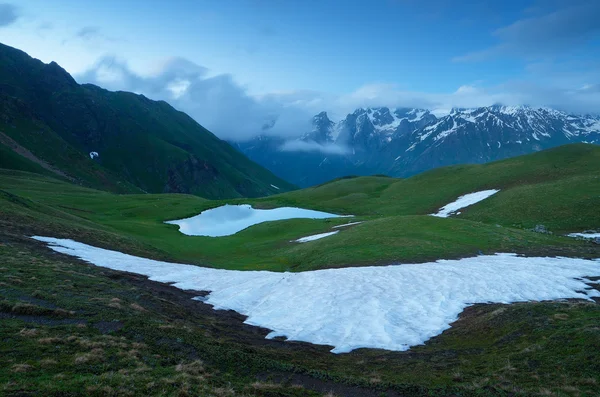 Campo de nieve en las montañas — Foto de Stock