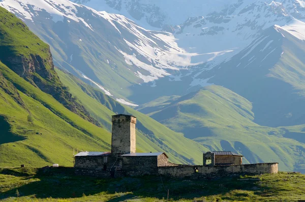 Chiesa ai piedi delle montagne del Caucaso — Foto Stock