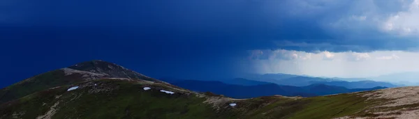 Θυελλώδης ουρανούς πάνω από το βουνό — Φωτογραφία Αρχείου