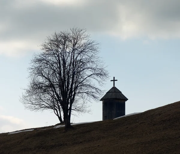 Ξύλινα εκκλησάκι κοντά στο δέντρο — Φωτογραφία Αρχείου