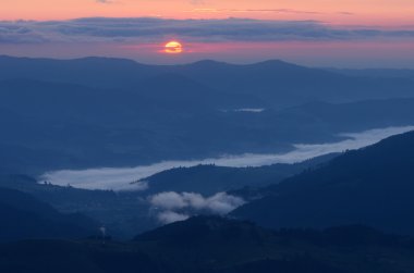 Dağlarda gün doğumu