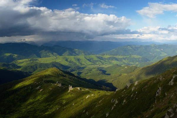 Paisaje de verano en las montañas —  Fotos de Stock